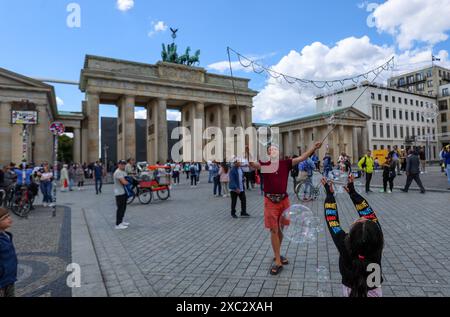 Berlin, Deutschland. Juni 2024. Die beliebteste Fanzone der Stadt ist die offizielle UEFA-Fanzone, die im Volksmund als Fan Zone neben dem Brandenburger Tor bekannt ist. Die größte Anzahl von Fans wird dort während der Spiele am 14. Juni 2024 in Berlin erwartet. Foto: Sanjin Strukic/PIXSELL Credit: Pixsell/Alamy Live News Stockfoto