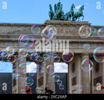 Berlin, Deutschland. Juni 2024. Die beliebteste Fanzone der Stadt ist die offizielle UEFA-Fanzone, die im Volksmund als Fan Zone neben dem Brandenburger Tor bekannt ist. Die größte Anzahl von Fans wird dort während der Spiele am 14. Juni 2024 in Berlin erwartet. Foto: Sanjin Strukic/PIXSELL Credit: Pixsell/Alamy Live News Stockfoto