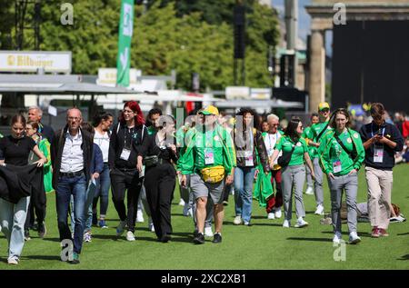 Berlin, Deutschland. Juni 2024. Die beliebteste Fanzone der Stadt ist die offizielle UEFA-Fanzone, die im Volksmund als Fan Zone neben dem Brandenburger Tor bekannt ist. Die größte Anzahl von Fans wird dort während der Spiele am 14. Juni 2024 in Berlin erwartet. Foto: Sanjin Strukic/PIXSELL Credit: Pixsell/Alamy Live News Stockfoto