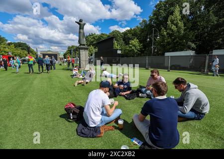 Berlin, Deutschland. Juni 2024. Die beliebteste Fanzone der Stadt ist die offizielle UEFA-Fanzone, die im Volksmund als Fan Zone neben dem Brandenburger Tor bekannt ist. Die größte Anzahl von Fans wird dort während der Spiele am 14. Juni 2024 in Berlin erwartet. Foto: Sanjin Strukic/PIXSELL Credit: Pixsell/Alamy Live News Stockfoto