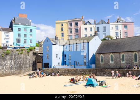 Tenby Harbour and Harbour Beach uk mit farbenfrohen Häusern von Tenby und St Julian's Church Tenby Carmarthan Bay Pembrokeshire West Wales UK GB Europe Stockfoto