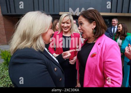 Sinn Feins Präsidentin Mary Lou McDonald (rechts) und Sinn Fein Vizepräsidentin Michelle O'Neil (Mitte), im Gespräch mit dem ehemaligen RCN-Generalsekretär Pat Cullen, der in den Wahlkreisen Fermanagh und South Tyrone für Sinn Fein bei den allgemeinen Wahlen bei der Wahl des Parteikandidaten am Mac, Belfast, kandidiert. Bilddatum: Freitag, 14. Juni 2024. Stockfoto