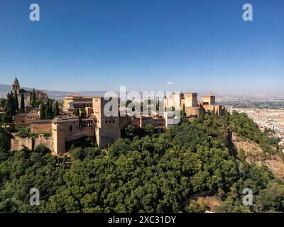 Aus der Vogelperspektive auf die wunderschöne Alhambra in Granada, Andalusien, Spanien. Stockfoto