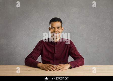 Porträt eines glücklichen und fröhlichen afroamerikaners, der lächelnd in die Kamera schaut. Stockfoto