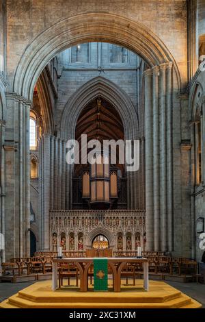 Das Innere der Kathedrale von Ripon zeigt den Altar und die Orgelloft. North Yorkshire, England, Vereinigtes Königreich. Stockfoto