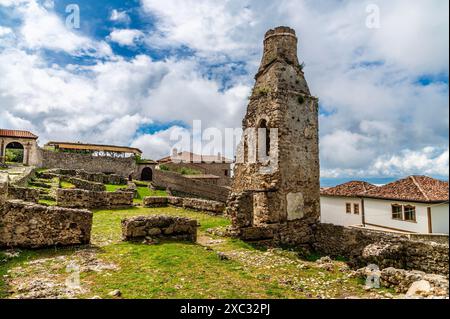 Ein Blick auf die Ruinen der Burg in Kruja, Albanien im Sommer Stockfoto