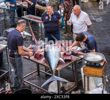 Zubereitung von fangfrischem Thunfisch auf dem Fischmarkt A' Piscaria in Catania, Sizilien, Italien Stockfoto