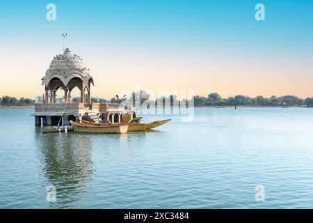 Gadsisar Sagar Lake mit historischen Gebäuden, um Regenwasser zu speichern und eine konstante Wasserversorgung für die Stadt Jaisalmer, Indien, zu gewährleisten. Stockfoto