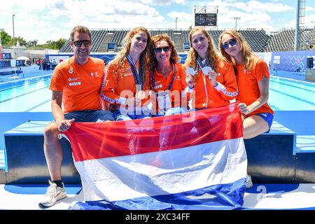 Belgrad, Serbien. Juni 2024. BELGRAD, SERBIEN - 14. JUNI: Noortje de Brouwer aus den Niederlanden, Bregje de Brouwer aus den Niederlanden und Trainer Esther Jauma Cayuela während des fünften Tages der Wassersport-Europameisterschaft 2024 am 14. Juni 2024 in Belgrad, Serbien. (Foto: Nikola Krstic/BSR Agency) Credit: BSR Agency/Alamy Live News Stockfoto