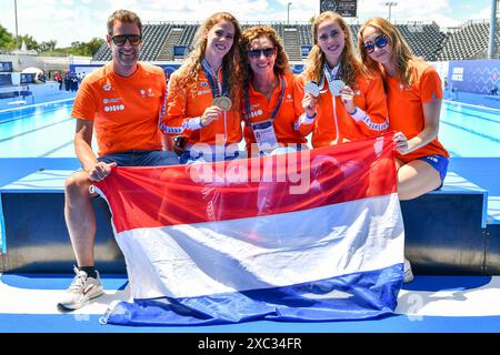 Belgrad, Serbien. Juni 2024. BELGRAD, SERBIEN - 14. JUNI: Noortje de Brouwer aus den Niederlanden, Bregje de Brouwer aus den Niederlanden und Trainer Esther Jauma Cayuela während des fünften Tages der Wassersport-Europameisterschaft 2024 am 14. Juni 2024 in Belgrad, Serbien. (Foto: Nikola Krstic/BSR Agency) Credit: BSR Agency/Alamy Live News Stockfoto