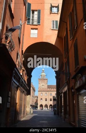 Die Piazza Maggiore ist das Herz von Bologna mit den Marmor der Basilika San Petronio, Palazzo d'Accursio, Palazzo del Podestà und Neptunbrunnen Stockfoto