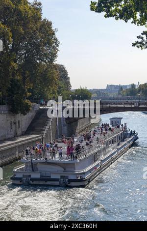 Paris, Frankreich - 1. September 2016: Péniche an der seine vorbei an Notre Dame de Paris, um den Touristen die Stadt zu zeigen. Stockfoto