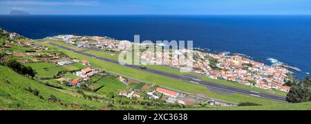 Panorama von Santa Cruz das Flores (Azoren-Inseln) mit Start- und Landebahn des Flughafens Stockfoto