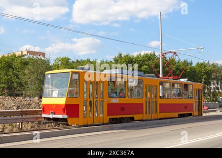 Jekaterinburg, Russland - 15. Juli 2018: Straßenbahn der Linie 21, die das Stadtzentrum verdrängt. Stockfoto