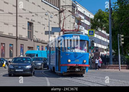 Jekaterinburg, Russland - 16. Juli 2018: Straßenbahn der Linie 13, die das Stadtzentrum verdrängt. Stockfoto