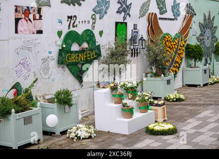 London, Großbritannien. Juni 2024. Das Feuer im Grenfell Tower ereignete sich heute vor genau sieben Jahren. Die Menschen erweisen Respekt und hinterlassen florale Tribut. Heute Abend wird es einen stillen Spaziergang geben, um an die zu erinnern, die im Feuer gestorben sind. Quelle: Mark Thomas/Alamy Live News Stockfoto