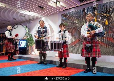 Hongkong, China. Juni 2024. Eine Gruppe lokaler Musiker tritt für Gäste beim Start des St. Andrew's Society Piping and Drumming Fund auf. Hongkong beherbergt Hunderte von Pipern und Drummern und verfügt über eine umfangreiche Geschichte schottischer Musik, die mit den Streitkräften verbunden ist, sowie über Gedenkveranstaltungen. Der Fonds soll die wachsende Gemeinschaft schottischer Musikbegeisterter in HK unterstützen, darunter ein lokales Team unter der Leitung von Chris Lee, das diesen Sommer nach Glasgow reisen wird, um HK zum ersten Mal bei den Pipe Band World Championships zu vertreten. Quelle: SOPA Images Limited/Alamy Live News Stockfoto