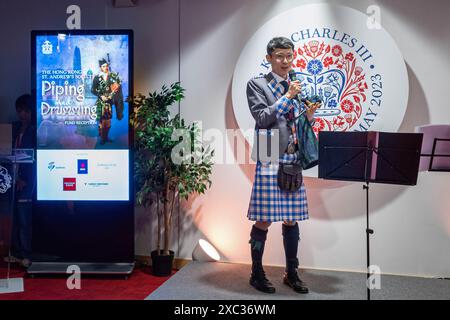 Chris Lee, ein Hong Kong Piper, spricht zu Gästen des britischen Generalkonsulats in Hong Kong in Admiralität, um den St. Andrew's Society Piping and Drumming Fund zu gründen. Hongkong beherbergt Hunderte von Pipern und Drummern und verfügt über eine umfangreiche Geschichte schottischer Musik, die mit den Streitkräften verbunden ist, sowie über Gedenkveranstaltungen. Der Fonds soll die wachsende Gemeinschaft schottischer Musikbegeisterter in HK unterstützen, darunter ein lokales Team unter der Leitung von Chris Lee, das diesen Sommer nach Glasgow reisen wird, um HK zum ersten Mal bei den Pipe Band World Championships zu vertreten. Stockfoto