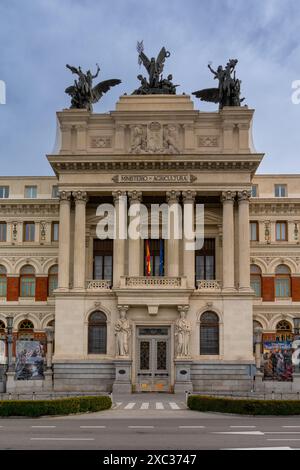 Madrid, Spanien - 6. April 2024: Blick auf das Gebäude des Landwirtschaftsministeriums und den Eingang in der Innenstadt von Madrid Stockfoto