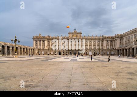 Madrid, Spanien - 6. April 2024: Blick auf den Innenhof und den königlichen spanischen Palast in der Innenstadt von Madrid Stockfoto