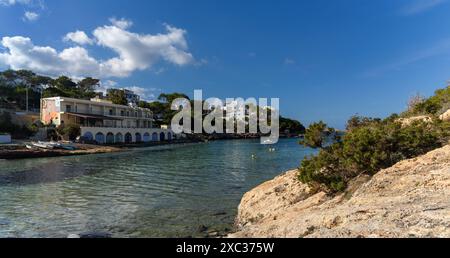 Portinatx, Spanien - 3. Februar 2024: Das idyllische Dorf Portinatx im Norden Ibizas Stockfoto