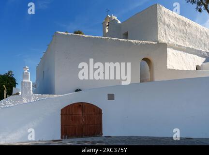 Santa Eulalia del Riu, Spanien - 3. Februar 2024: Blick auf das Wahrzeichen der weiß getünchten Kirche Santa Eulalia del Riu in Puig de Missa im Nordosten des IBI Stockfoto