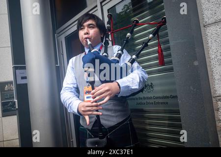 Piper Marcus Lee begrüßt Gäste des britischen Generalkonsulats in Hongkong in der Admiralität, um den St. Andrew's Society Piping and Drumming Fund zu gründen. Hongkong beherbergt Hunderte von Pipern und Drummern und verfügt über eine umfangreiche Geschichte schottischer Musik, die mit den Streitkräften verbunden ist, sowie über Gedenkveranstaltungen. Der Fonds soll die wachsende Gemeinschaft schottischer Musikbegeisterter in HK unterstützen, darunter ein lokales Team unter der Leitung von Chris Lee, das diesen Sommer nach Glasgow reisen wird, um HK zum ersten Mal bei den Pipe Band World Championships zu vertreten. (Foto: Ben Marans/SOPA Images/SIPA USA) Stockfoto