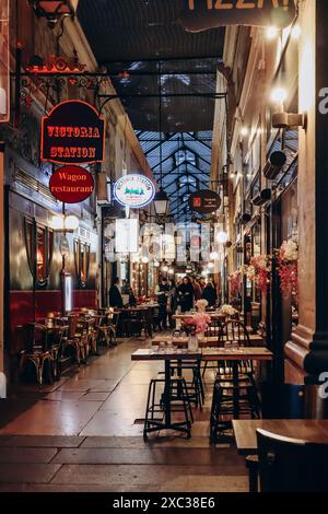 Paris, Frankreich - 14. März 2024: Die Passage des Panoramas, die älteste der überdachten Passagen von Paris, Frankreich, befindet sich im 2. Arrondissement. Stockfoto