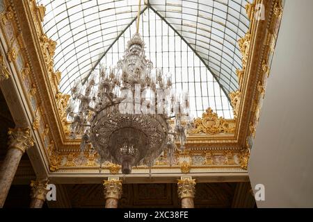 Istanbul, Türkei - 16. April 2024: Innenraum des Dolmabahce-Palastes Stockfoto