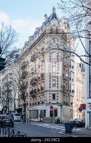 Paris, Frankreich - 26. Mai 2024: Schöner und bürgerlicher 16. Bezirk von Paris Stockfoto