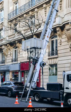 Paris, Frankreich - 26. Mai 2024: Möbelaufzug in Paris in Betrieb Stockfoto