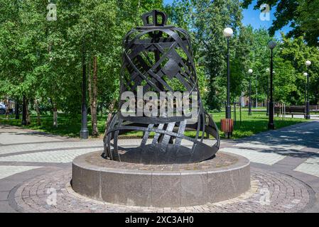 PSKOW, RUSSLAND - 11. JUNI 2024: Die Veche-Glocke auf dem Platz der Volksmacht, Pskow, Russland Stockfoto