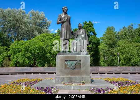 PSKOW, RUSSLAND - 11. JUNI 2024: Denkmal „Puschkin und die Nanny“. Pskov, Russland Stockfoto