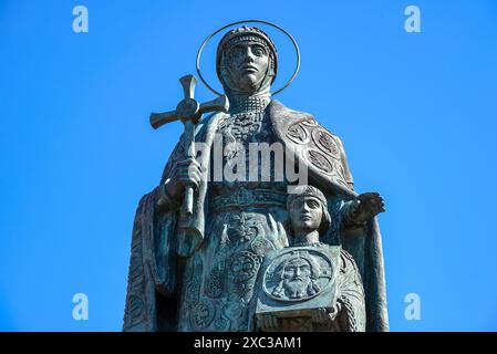 PSKOV, RUSSLAND - 11. JUNI 2024: Fragment des Denkmals der Großherzogin Olga. Pskov, Russland Stockfoto