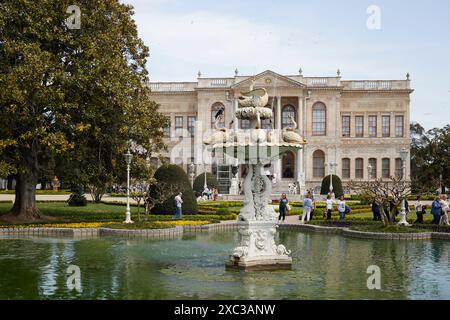 Istanbul, Türkei - 16. April 2024: Hof des Dolmabahce-Palastes Stockfoto