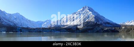 Ein Panoramablick auf den Tasman Lake, den Tasman Glacier und den Novara Peak im Mount Cook National Park auf der Südinsel Neuseelands Stockfoto