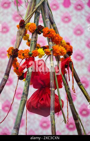 heilige religiöse Opfergaben für den hinduistischen Sonnengott beim Chhath-Festival Stockfoto