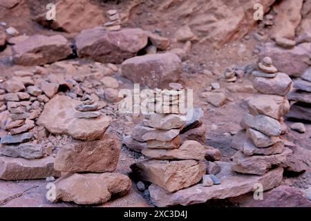 Balance Stones, Cairns oder Felsenpyramiden in den Bergen in Cafayate, Argentinien. Nahaufnahme von Steinstapeln Stockfoto