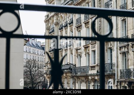 Paris, Frankreich - 14. März 2024: Blick vom Balkon einer Pariser Wohnung auf eine Straße im 17. Arrondissement von Paris Stockfoto