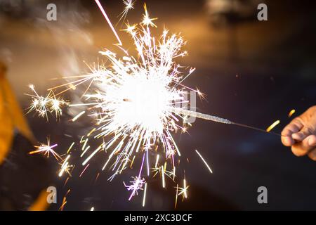 Bleistiftcracker oder indisches Phuljhadi-Feuerwerk, das bei der Feier des Diwali-Festivals in der Hand gehalten wird Stockfoto