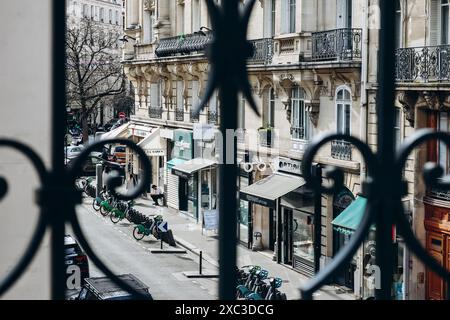 Paris, Frankreich - 14. März 2024: Blick vom Balkon einer Pariser Wohnung auf eine Straße im 17. Arrondissement von Paris Stockfoto