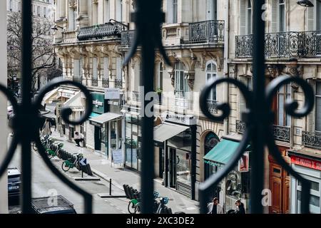 Paris, Frankreich - 14. März 2024: Blick vom Balkon einer Pariser Wohnung auf eine Straße im 17. Arrondissement von Paris Stockfoto