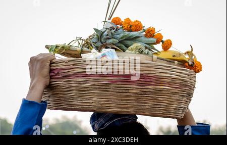 Menschen, die heilige Opfergabe am Kopf tragen, anlässlich des Chhath-Festivals in indien Stockfoto