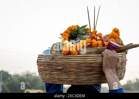 Menschen, die heilige Opfergabe am Kopf tragen, anlässlich des Chhath-Festivals in indien Stockfoto