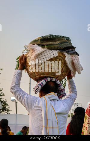 Menschen, die heilige Opfergabe am Kopf tragen, anlässlich des Chhath-Festivals in indien Stockfoto