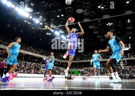 Dateifoto vom 17.03.2024 von All Star South's TJ Atwood taucht den Ball während des Men's British Basketball League All-Stars Matches ab. Die Betreibergesellschaft der British Basketball League hat ihre Lizenz von der British Basketball Federation aufgrund von Bedenken hinsichtlich ihrer finanziellen Lage gekündigt. Ausgabedatum: Freitag, 14. Juni 2024. Stockfoto