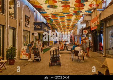 Altstadt von Fethiye Paspatur Basar in Fethiye, Muğla, Türkei, wo die engen Gassen mit kleinen Läden, Kunsthandwerkswerkstätten und Cafés überfüllt sind. Stockfoto