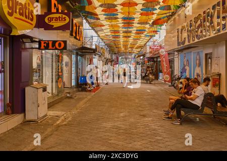 Altstadt von Fethiye Paspatur Basar in Fethiye, Muğla, Türkei, wo die engen Gassen mit kleinen Läden, Kunsthandwerkswerkstätten und Cafés überfüllt sind. Stockfoto