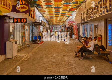 Altstadt von Fethiye Paspatur Basar in Fethiye, Muğla, Türkei, wo die engen Gassen mit kleinen Läden, Kunsthandwerkswerkstätten und Cafés überfüllt sind. Stockfoto