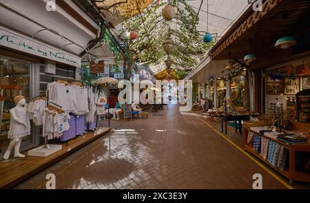 Altstadt von Fethiye Paspatur Basar in Fethiye, Muğla, Türkei, wo die engen Gassen mit kleinen Läden, Kunsthandwerkswerkstätten und Cafés überfüllt sind. Stockfoto